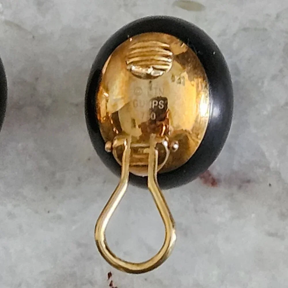 RARE DESIGNER GUMPS LYNN NAKAMURA 18K GOLD BLACK JADE PEBBLE CABOCHON EARRINGS